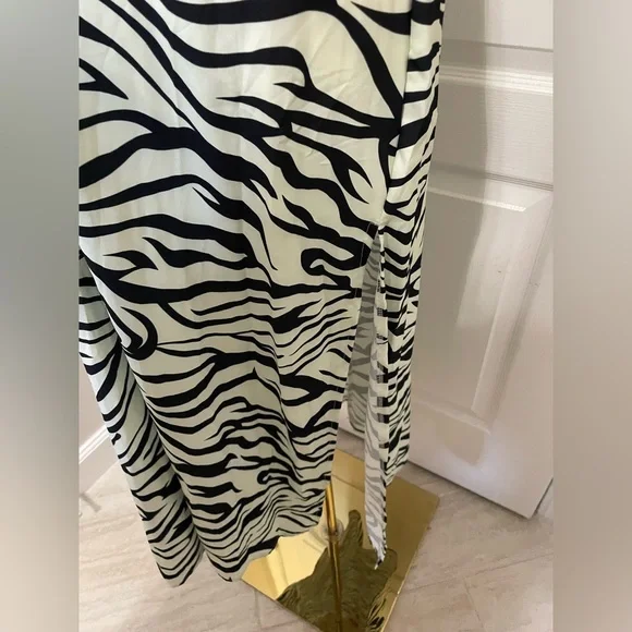 SHEIN Black and White Asymmetrical Bodycon Dress - Picture 6 of 10